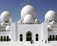 Abu Dhabi - Sheikh Zayed Mosque is a huge mosque of stunning beauty